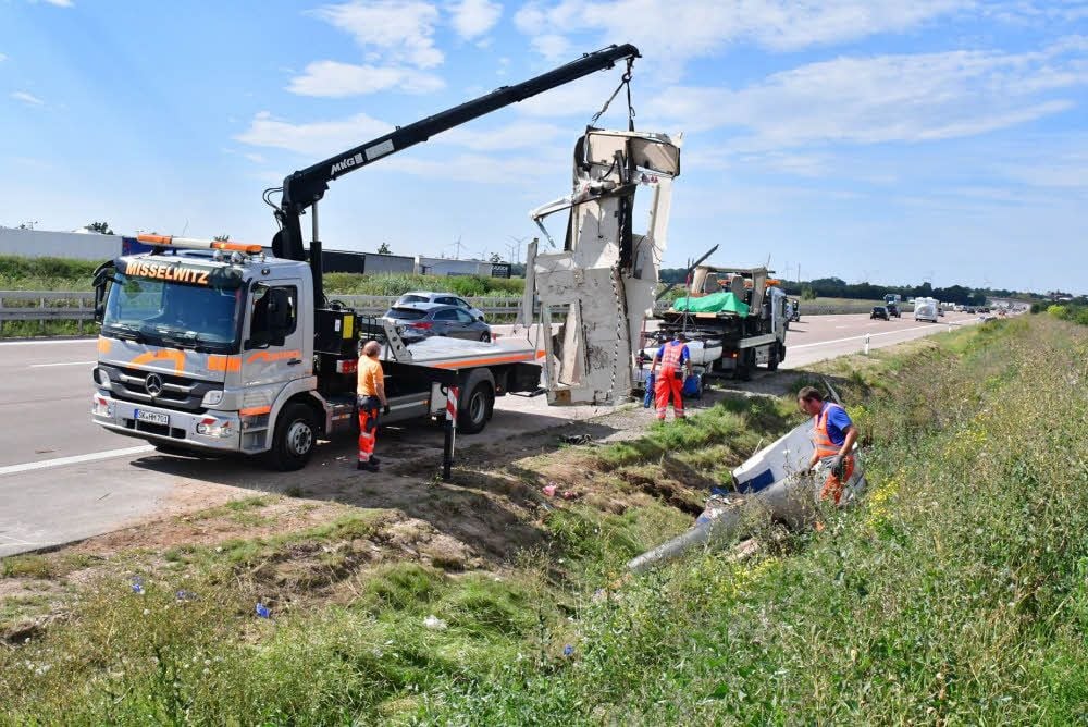 Nach dem Unglück auf der A9: Mitarbeiter einer Abschleppfirma bergen das völlig zerstörte Wohnmobil.