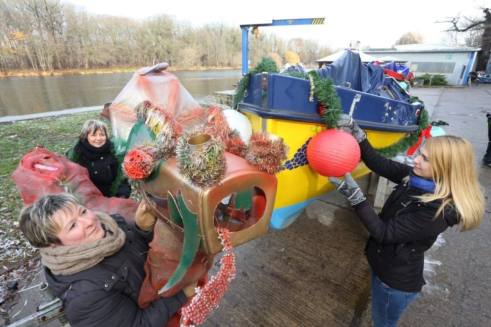 Katrin Grey (v. li.), Elke König und Isabell Höltge schmücken die Boote für die Klosterweihnacht.