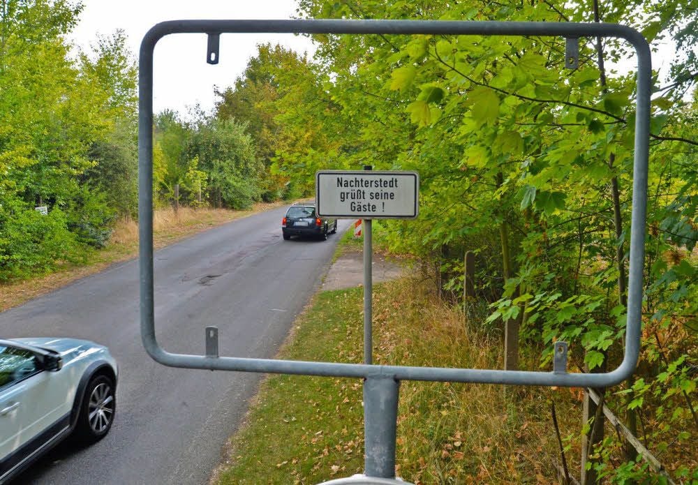 Wenn es das Schild mit den Grüßen nicht geben würde, wüssten Ortsfremde nicht, wo sie gerade sind. Denn wir hier in Nachterstedt wurden im gesamten Seeland die Ortseingangsschilder gestohlen.