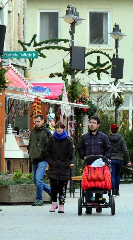 Gemütlich die Höfische Weihnacht in der Weißenfelser Innenstadt genießen und gleichzeitig shoppen gehen? Ob die Geschäfte an diesem Sonntag ebenfalls öffnen dürfen, steht derzeit noch nicht fest.