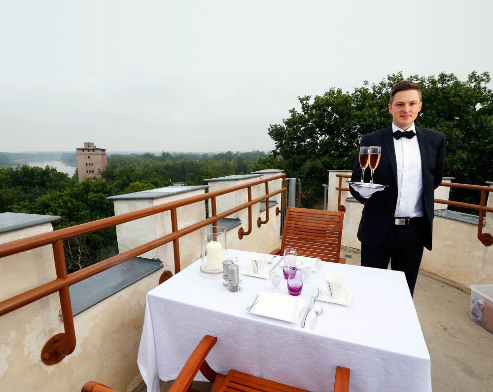 Auf der Wallwitzburg bietet Butler Alexander Bruch seinen Gästen Sekt zum Frühstück.