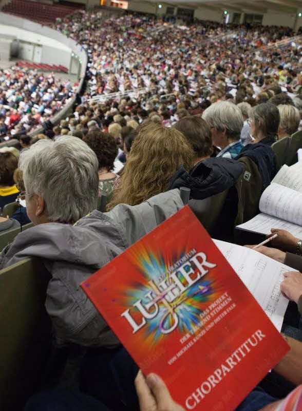 Vor der „Luther“-Oratoriums-Uraufführung in Dortmund: 3000 Sängerinnen und Sänger probten in der Westfalenhalle.