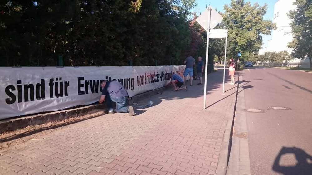 Am Freitagabend befestigten einige Bürger das etwa 15 Meter lange Plakat am Zaun.