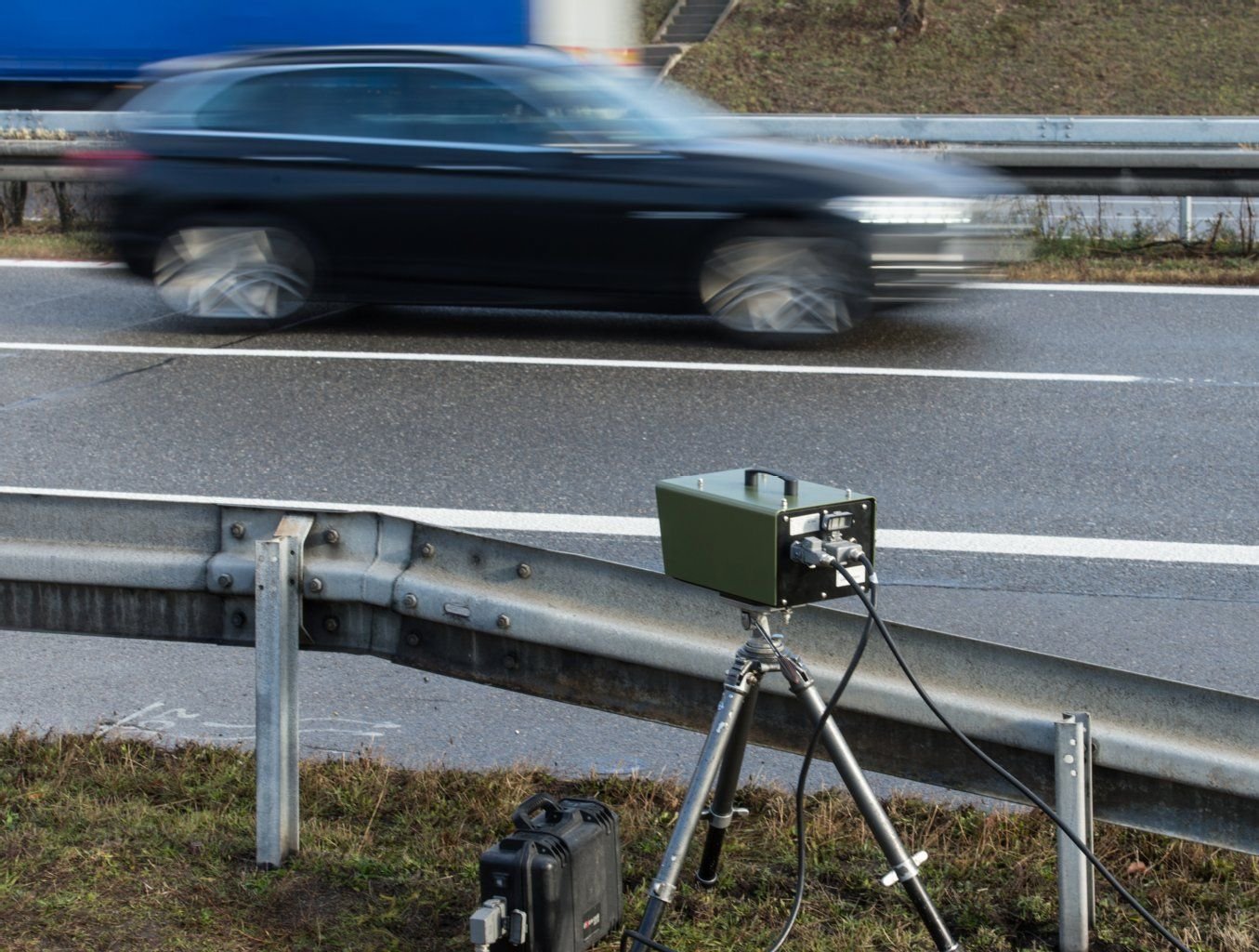 Das Land Baden-Württemberg will in einem Modellversuch zwischen dem Kreuz Hegau und dem Dreieck Bad Dürkheim ein Tempolimit von 120 Stundenkilometern einführen.