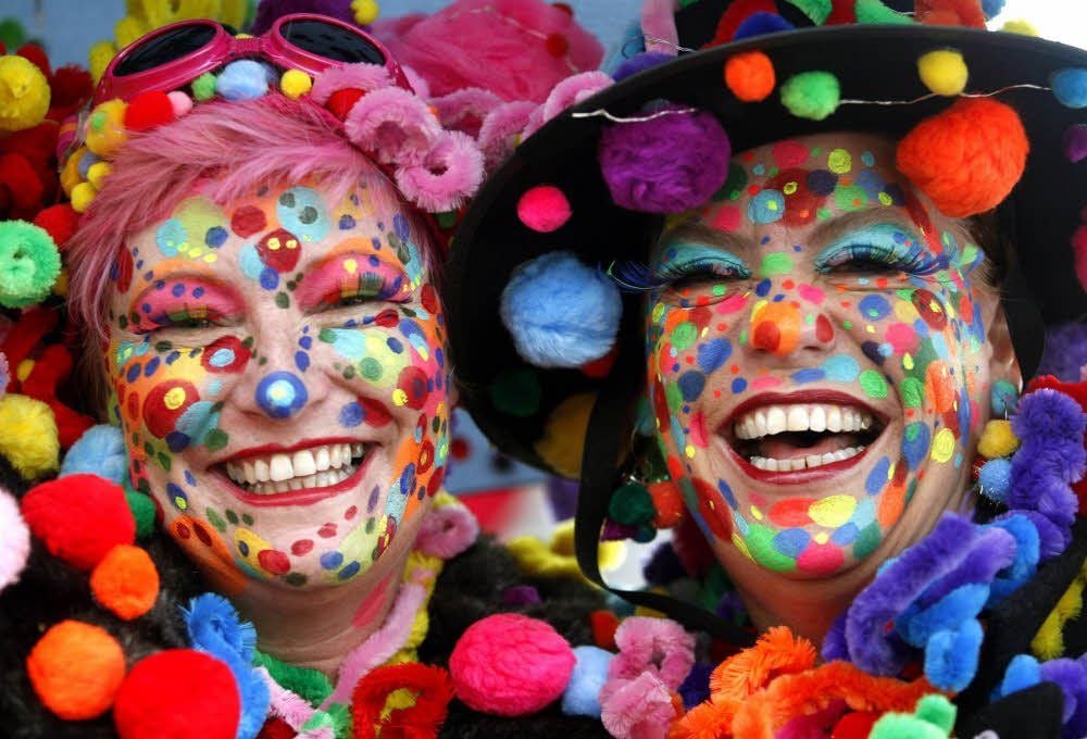 Ob es regnet oder schneit, jetzt treibt es den närrischen Frohsinn hinaus auf die Straßen und Plätze. Am Donnerstag beginnt der Straßenkarneval mit der Weiberfastnacht. Halle und Köthen erwarten Zehntausende zu den Rosenmontagsumzügen. In Dessau findet der Umzug schon am Sonntag statt.