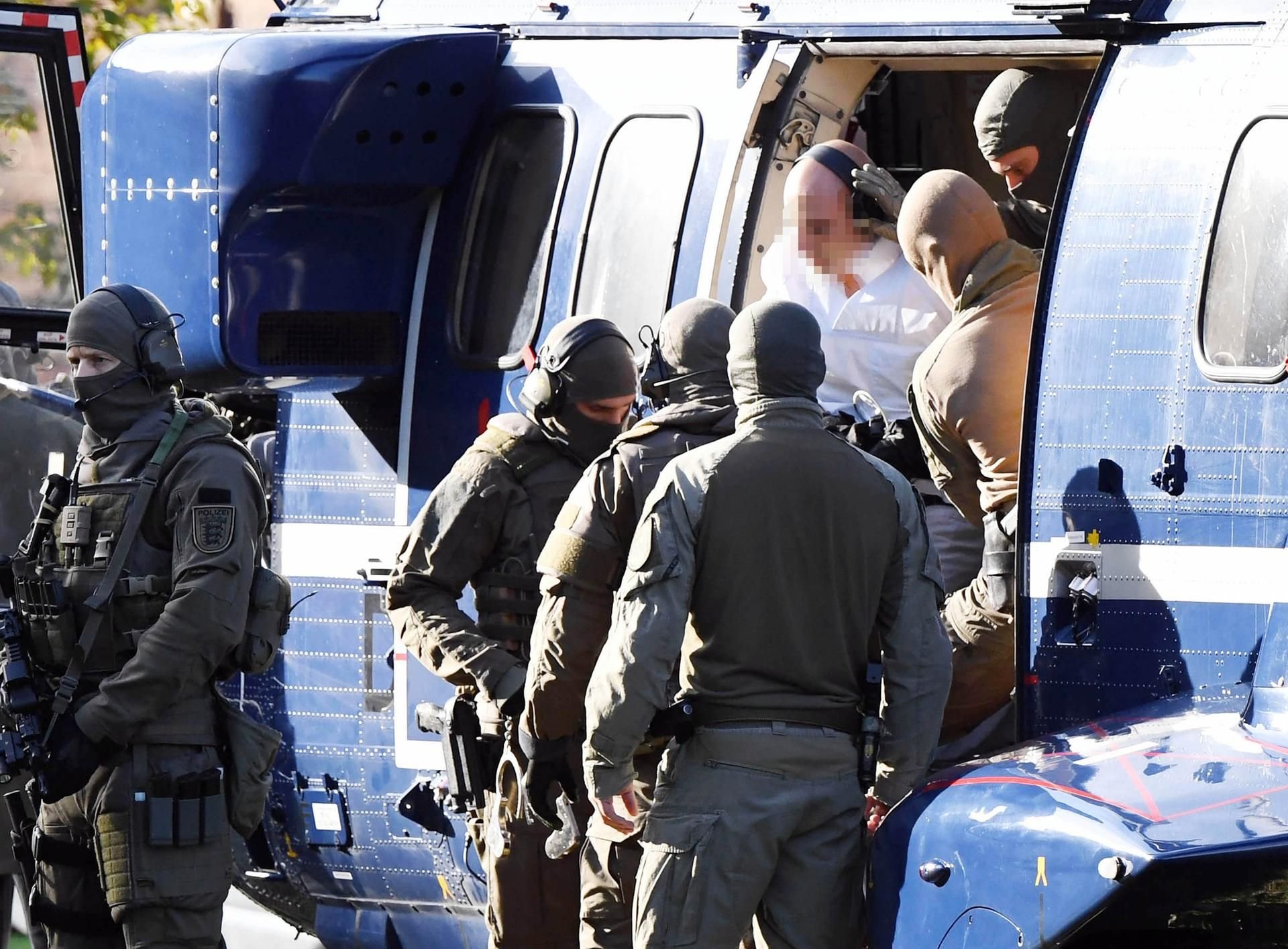 Stephan B., der Attentäter von Halle, wird von Polizisten aus einem Hubschrauber gebracht.