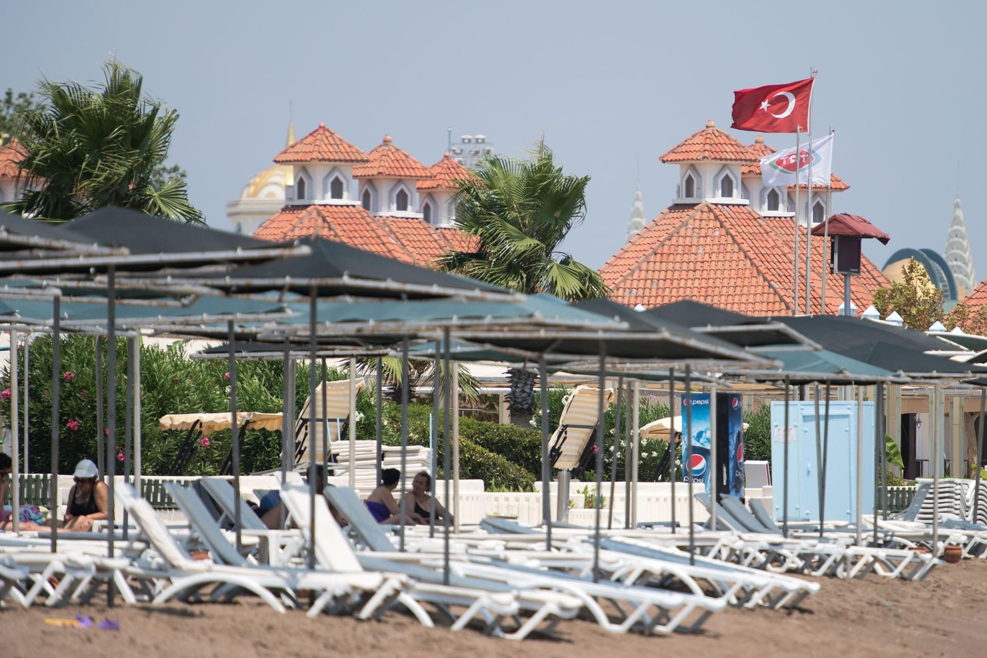 Leere Liegen an einem Strand in der Türkei.