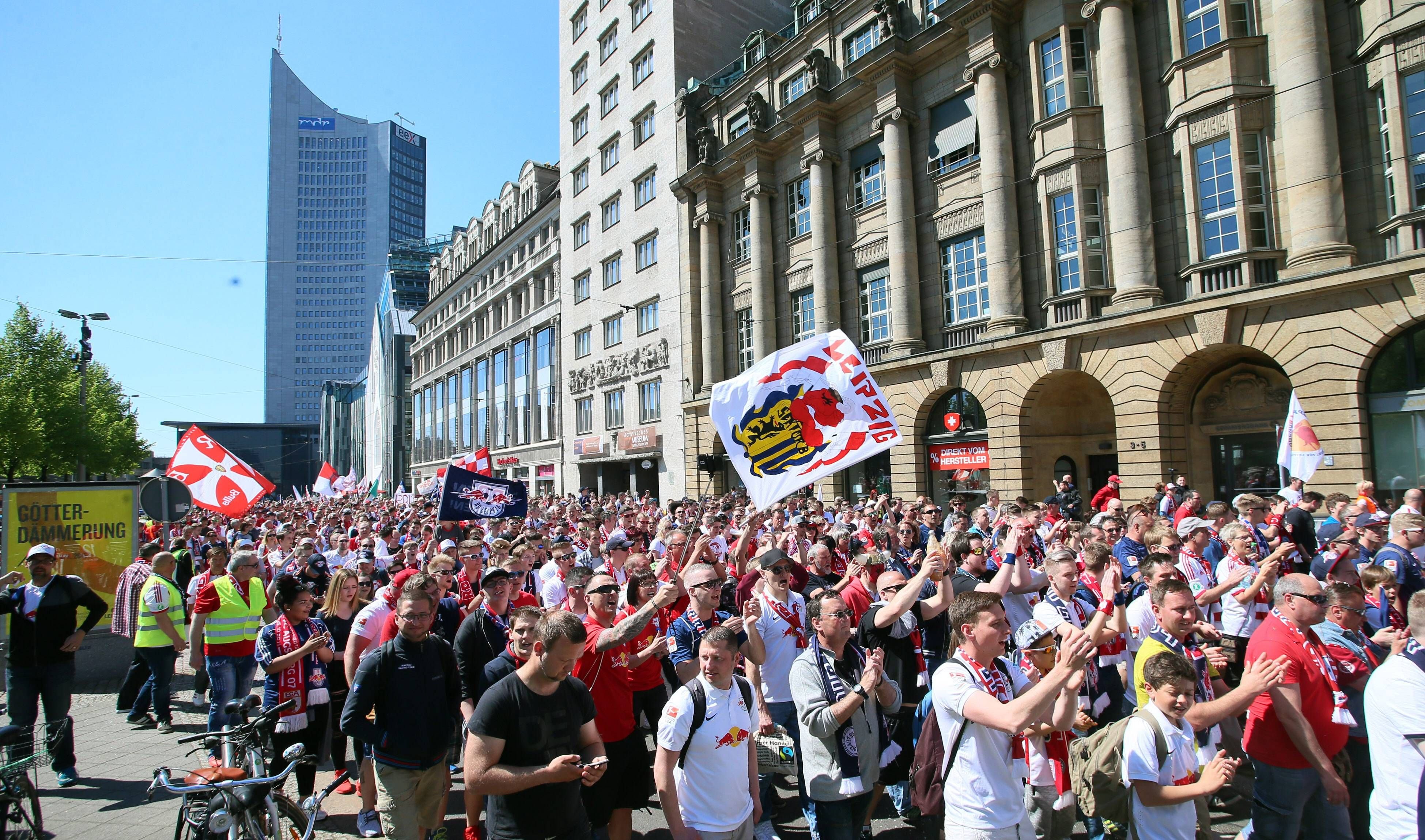 Fans feiern auf dem Augustusplatz in Leipzig den Aufstieg von RB Leipzig.