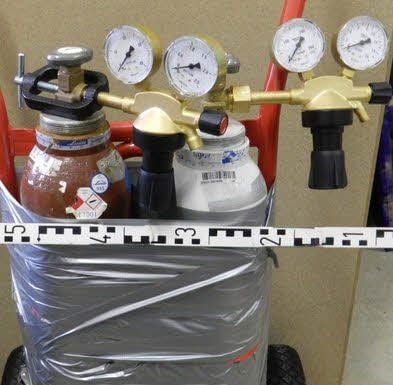Die Armaturen der Gasflaschen