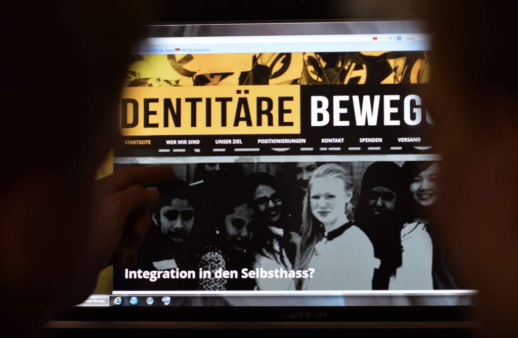 Jugendliche betrachten in Berlin eine im rechten Bereich agierende Webseite. Der Verfassungsschutz Sachsen-Anhalts hat nach eigenen Angaben «ein Auge auf die «Identitäre Bewegung» geworfen».