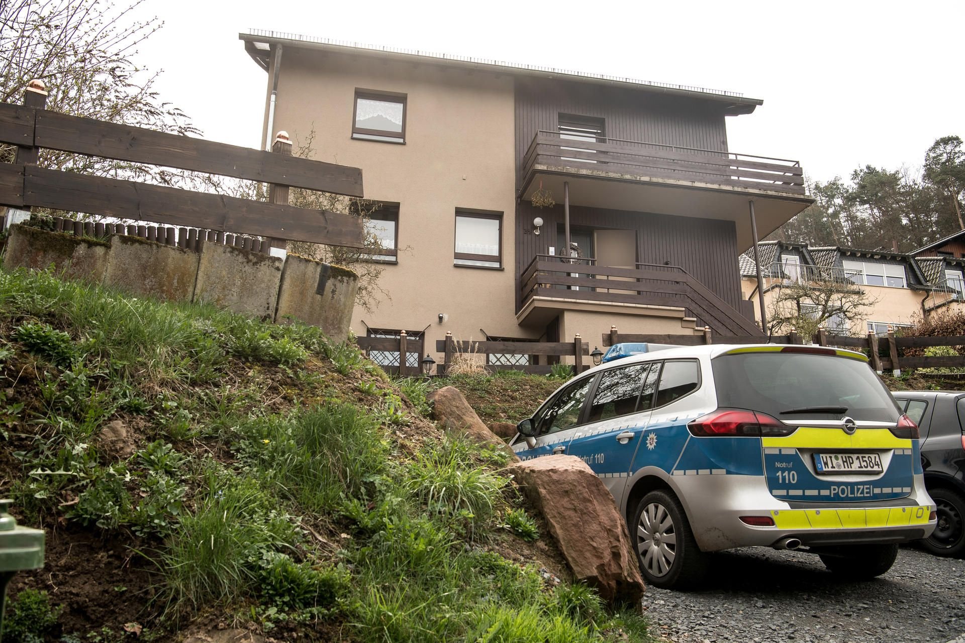 Ein Polizeiauto steht vor dem Haus, in dem ein sieben Monate alter Junge nach einem Biss des Familienhundes gestorben ist.