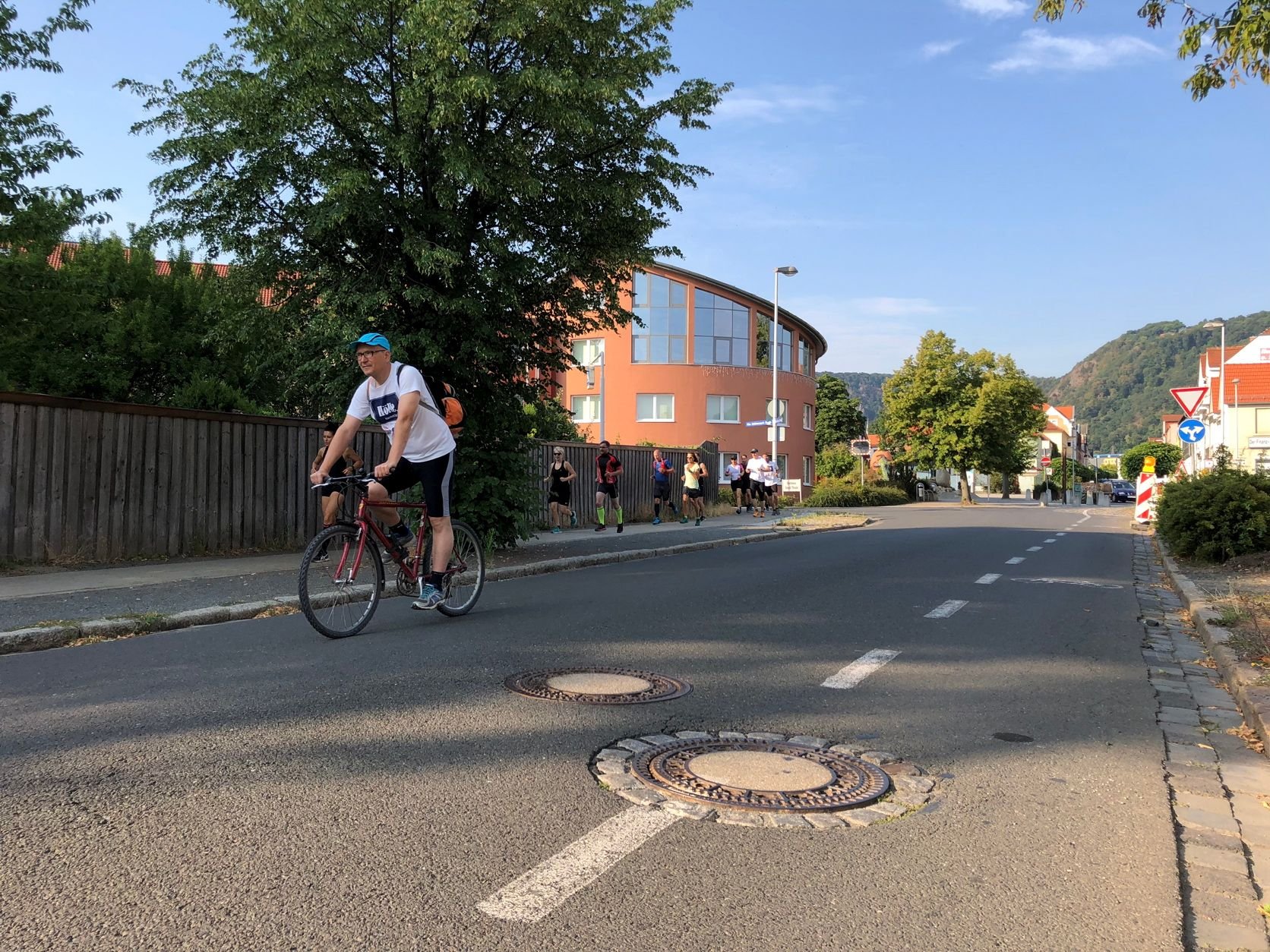 Der Testlauf für die „Hölle von Q“ kurz nach dem Start in Thale.