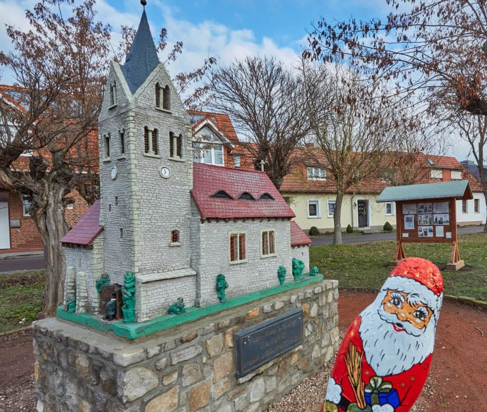 Auf dem Bürgerplatz in Ilberstedt erinnert dieses Modell der Klosterkirche von Cölbigk an das 1967 gesprengte Kloster. Das Modell wurde auf Initiative des Heimatvereins von Modellbauer Günther Beinert aus Gerbstedt im Maßstab 1:10 gebaut.