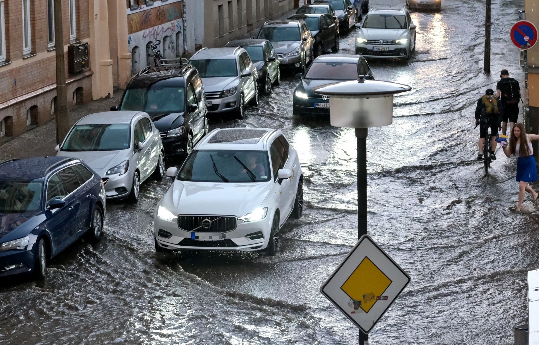 Nur noch im Schritttempo kamen die Autofahrer in Halle voran und bahnten sich ihren Weg durch die vom Starkregen überfluteten Straßen.