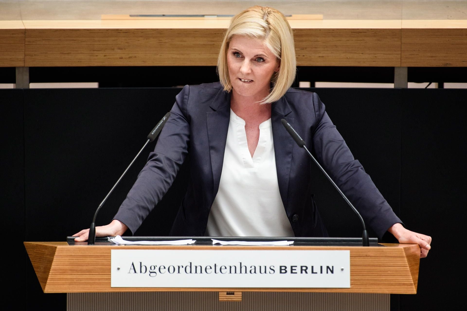 Hatte vor Weinflaschen mit Hitler-Etikett posiert: AfD-Abgeordnete Jessica Bießmann.