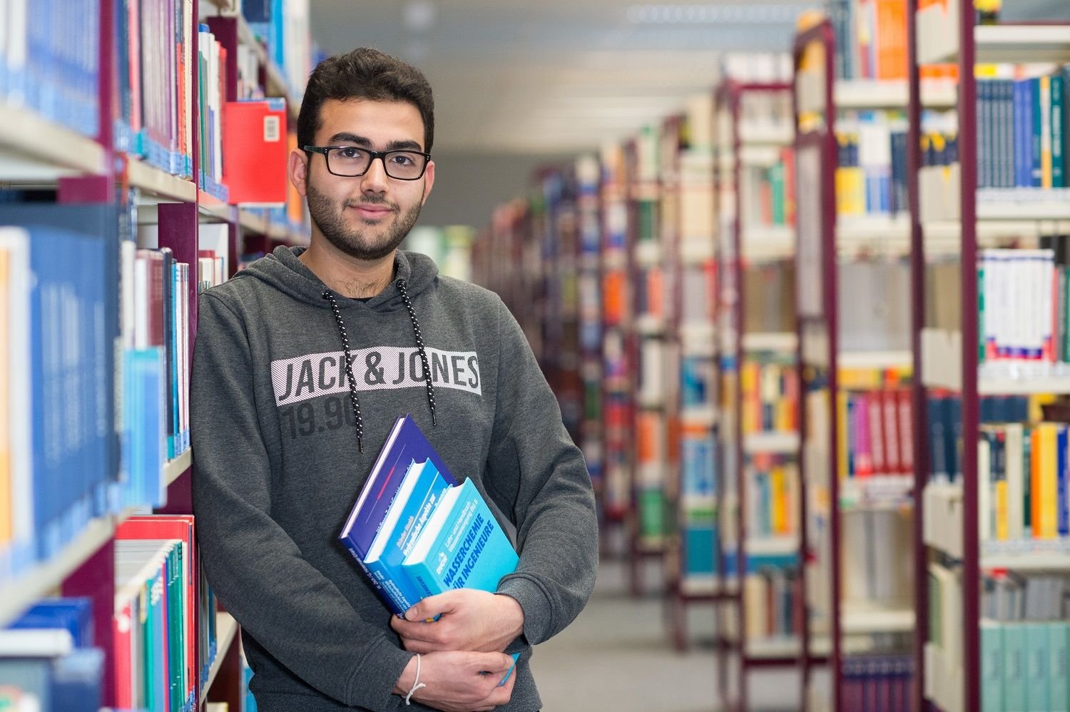 Der Student Zain Akash in der Bibliothek der Fachhochschule Magdeburg. Dort studiert der Syrer Wasserwirtschaft.