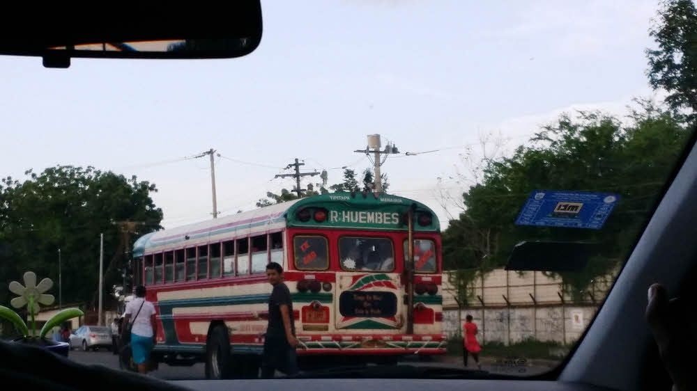 Um die Bildungsangebote der Bibliothek anzunehmen, reisen einige Kinder extra mit dem Bus an, eine günstige Möglichkeit, sich in Nicaragua fortzubewegen.