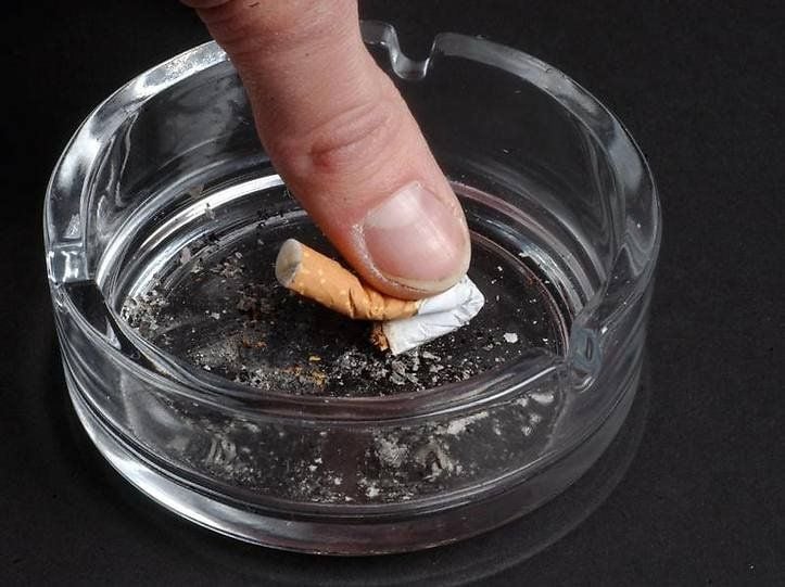 Eine Zigarette wird in einem Aschenbecher ausgedrückt.