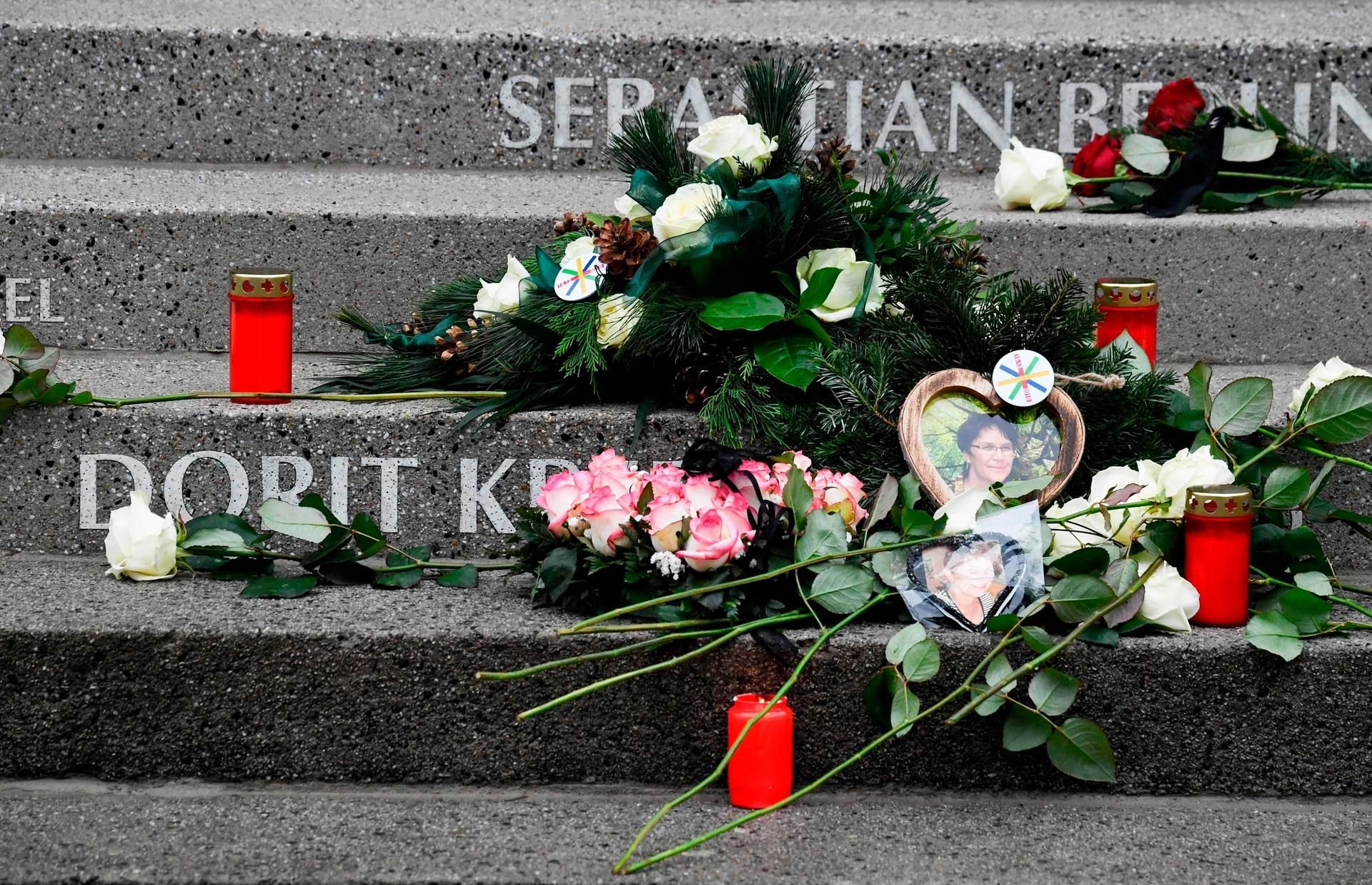 Die Namen der Opfer des Terroranschlags am Breitscheidplatz sind auf den Treppenstufen zu sehen.