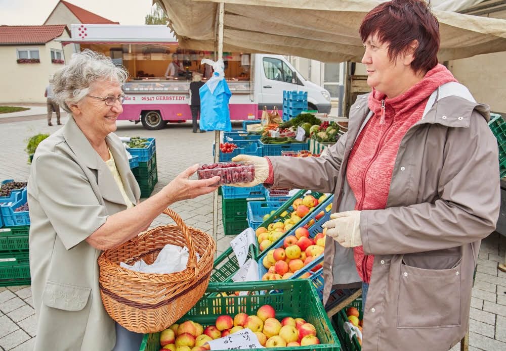 Brigitte Sturm (links) kauft jede Woche bei Liane Ociepczyk frisches Obst und Gemüse.