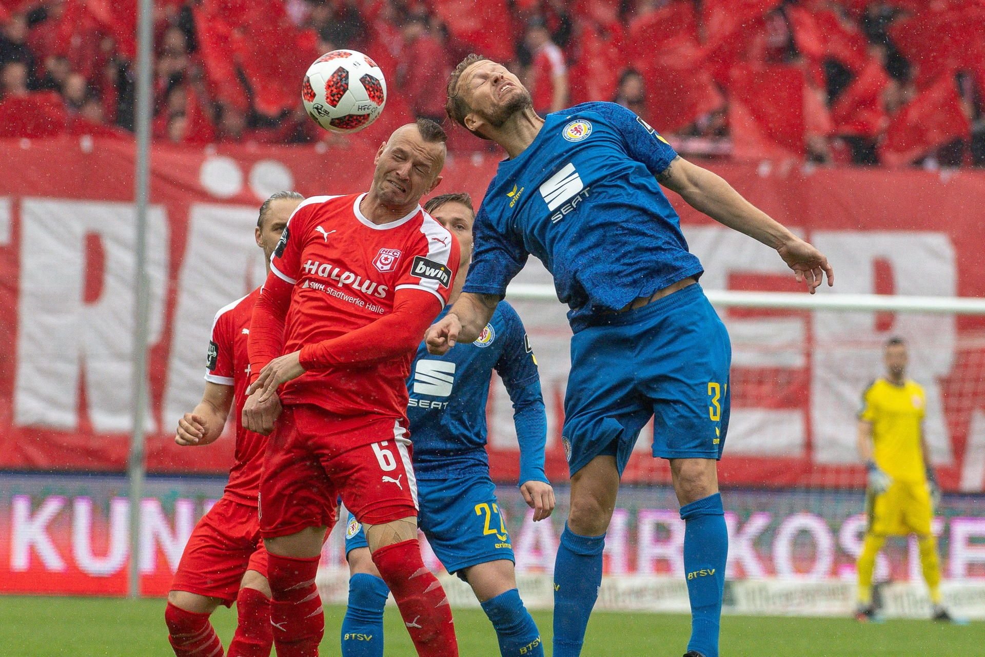 Toni Lindenhahn (HFC) gegen Marc Pfitzner (Braunschweig).