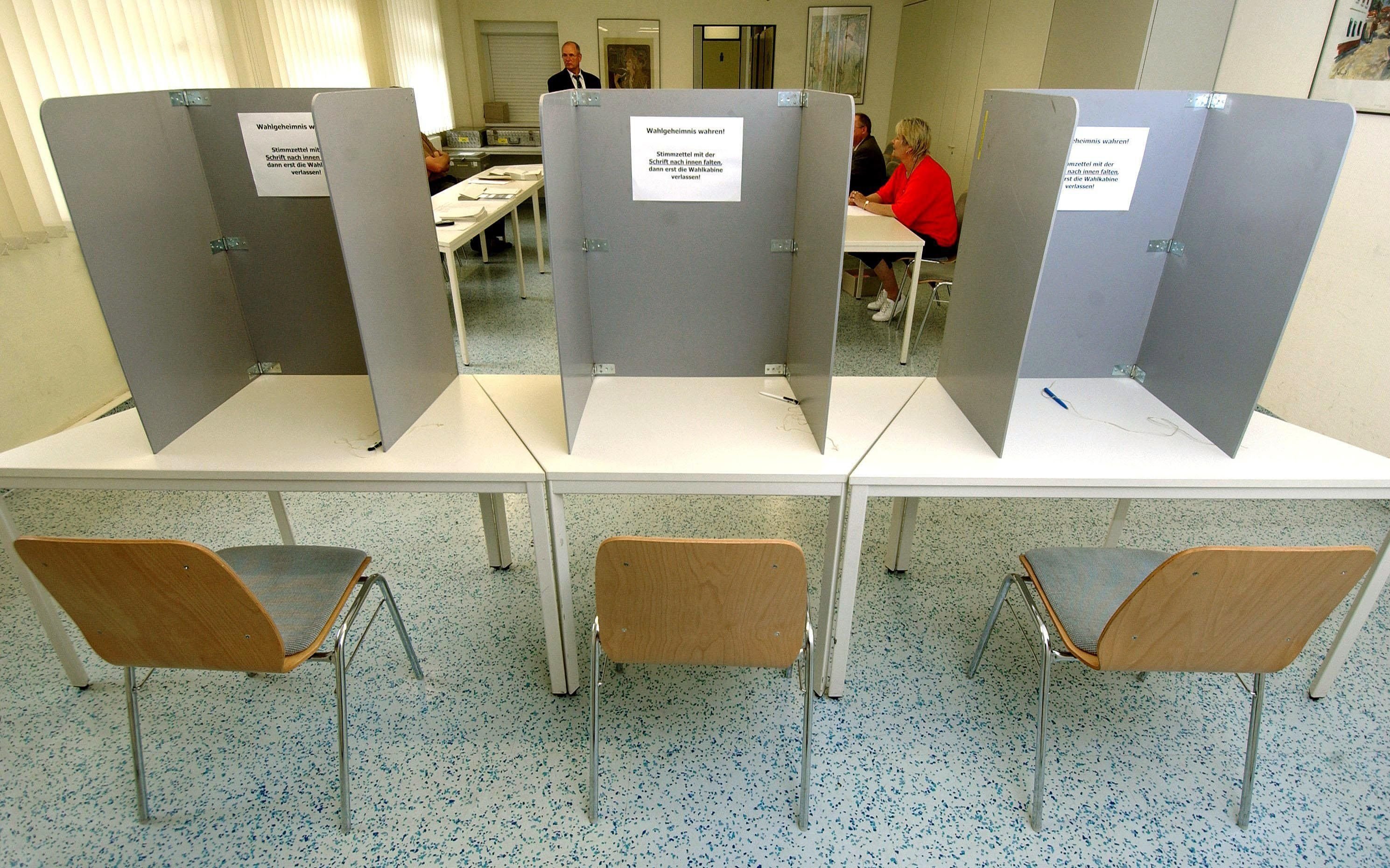 Wahlkabinen in einem Wahllokal.