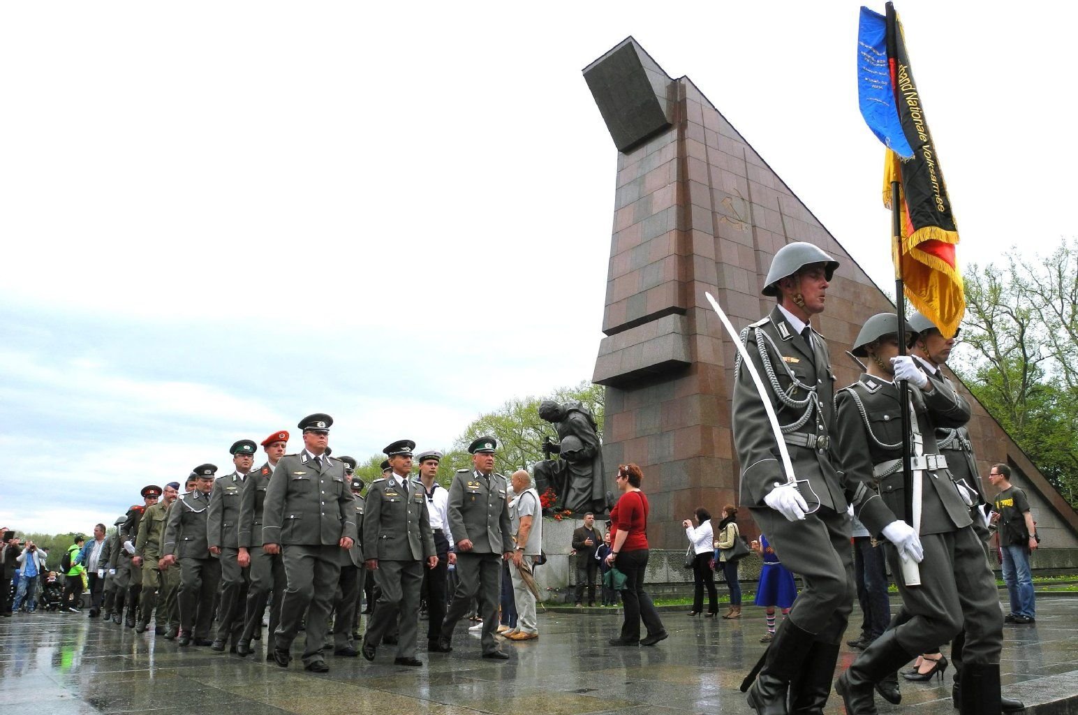 Rund 2000 Russen (im Hintergrund) und an der Spitze Mitglieder vom „Traditionsverband Nationale Volksarmee e.V.“ in NVA-Uniformen gedenken am 9. Mai 2013 am Sowjetischen Ehrenmal in Berlin-Treptow dem Ende des Zweiten Weltkriegs vor 68 Jahren.