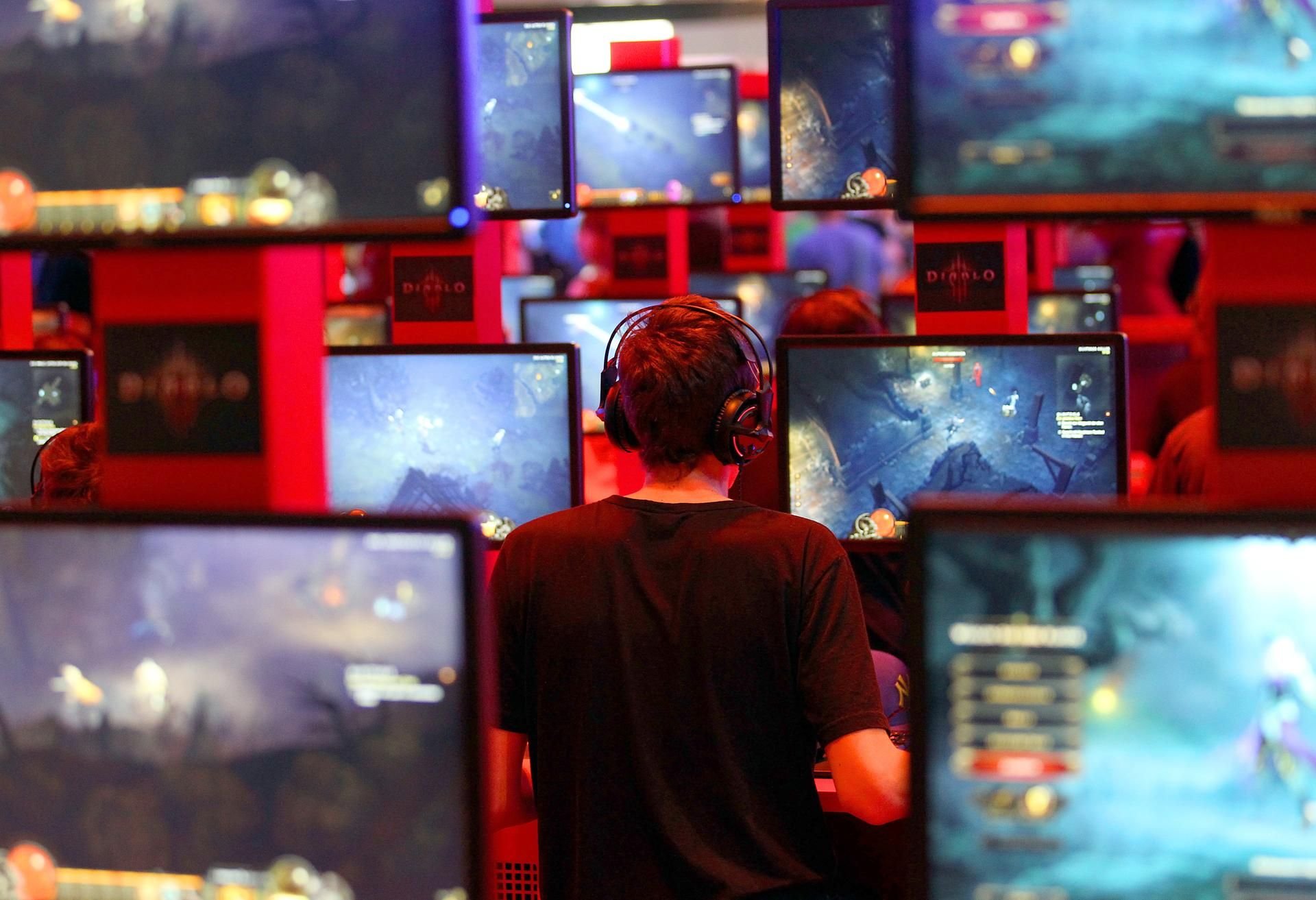Wenn die Gedanken nur noch um das eine kreisen: zurück an den Computer, zurück zum Spiel, spricht man von Gaming Disorder oder Computerspielsucht.