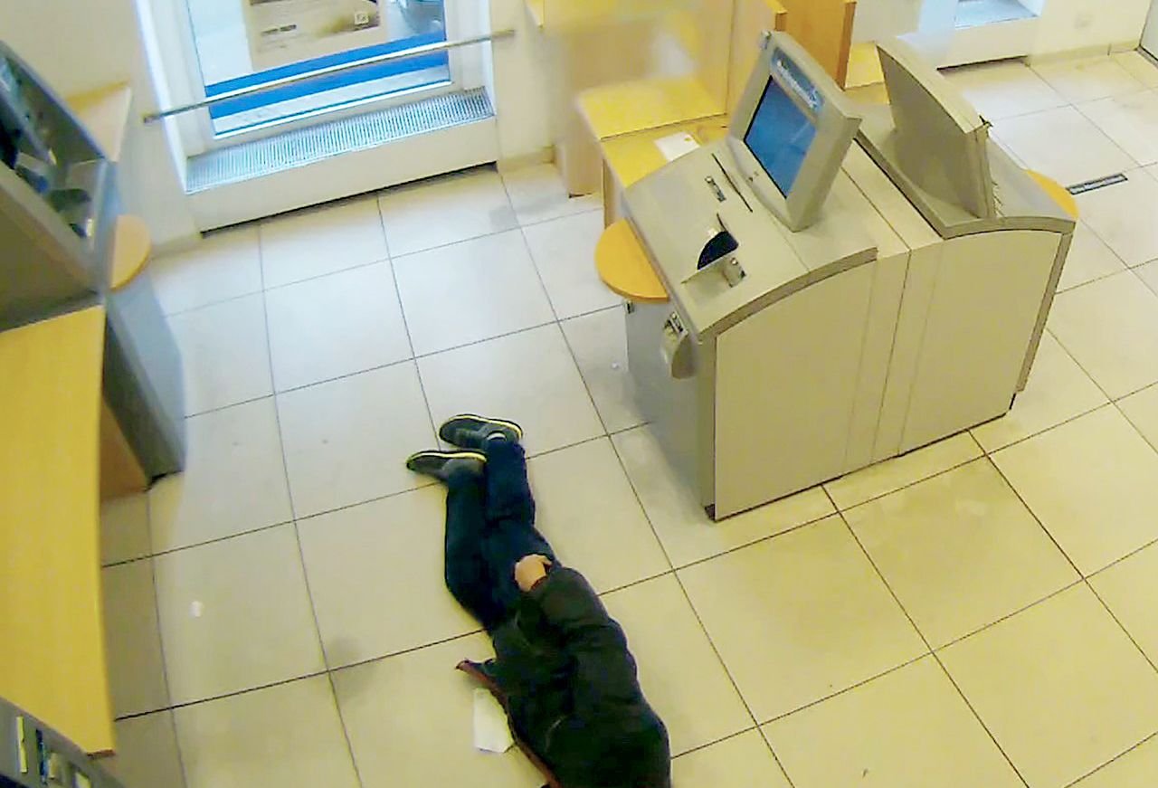 Ein Mann liegt in Essen im Vorraum einer Bank, später stirbt er. Jetzt beginnt der Prozess gegen drei Bankkunden.