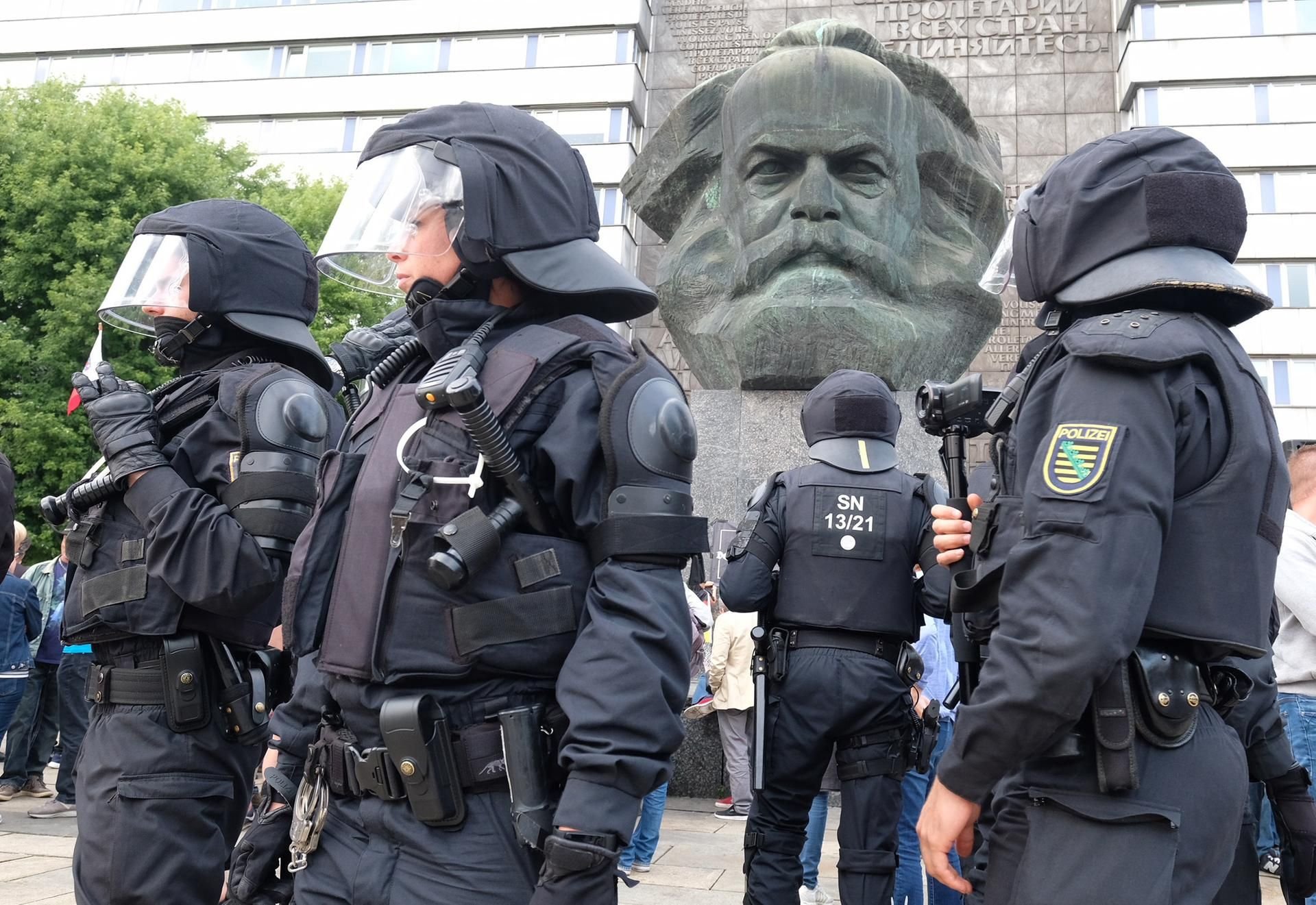 Über den rechten Demonstrationen in der Karl-Marx-Stadt steht eine Statue des Namensgebers.