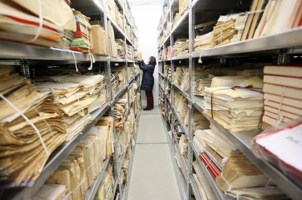 Stasi-Vorwürfe - hier ein Bild aus dem Archiv in Berlin - sorgen auch fast 30 Jahre nach der Wende wie im Fall Schädlich noch immer für Debatten.