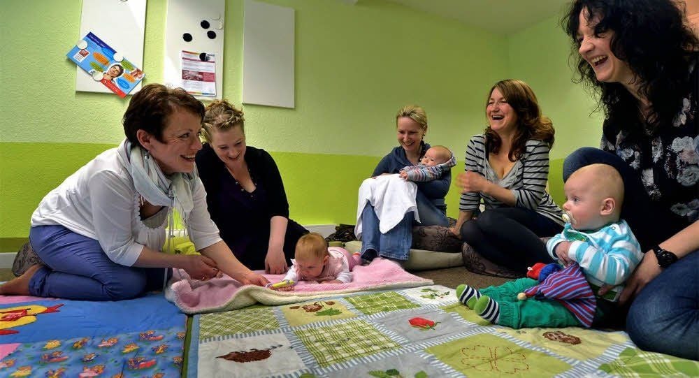 Hebamme Yvonne Soppa im Gespräch mit jungen Müttern.