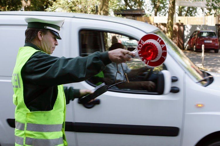 Ruhig, kooperativ, aber auf keinen Fall zu auskunftsfreudig: Mit so einem Verhalten vermeiden Autofahrer unnötigen Ärger, wenn sie es mit der Polizei zutun bekommen.