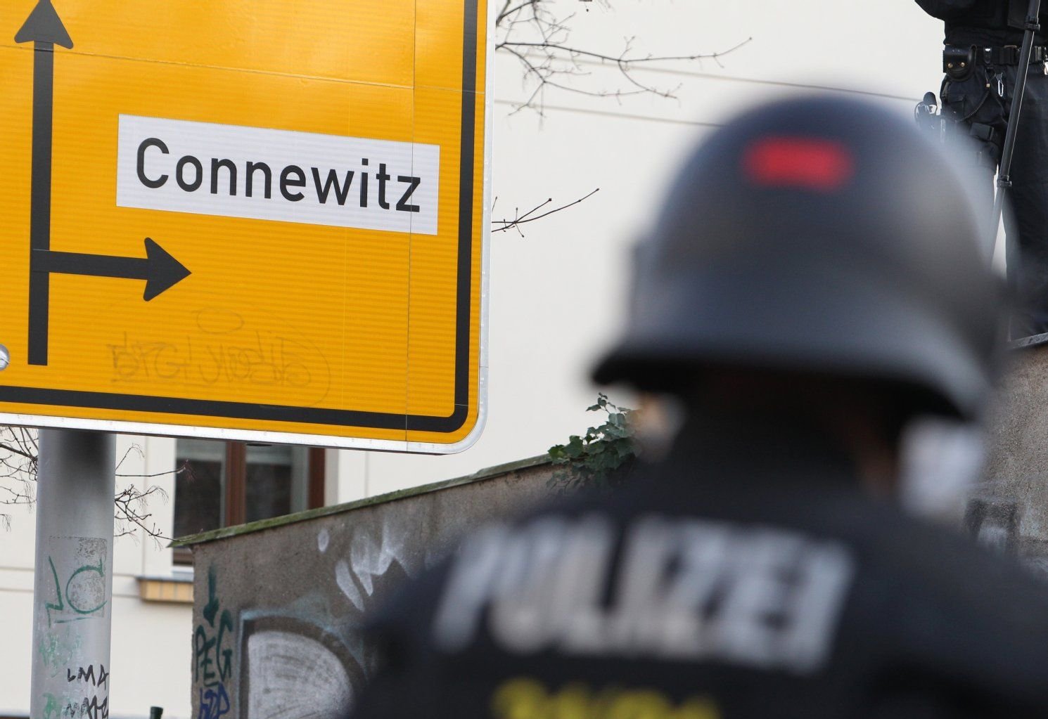 Ein Polizist am 12.12.2015 in Leipzig während eines Aufmarschs der Partei «Die Rechte».