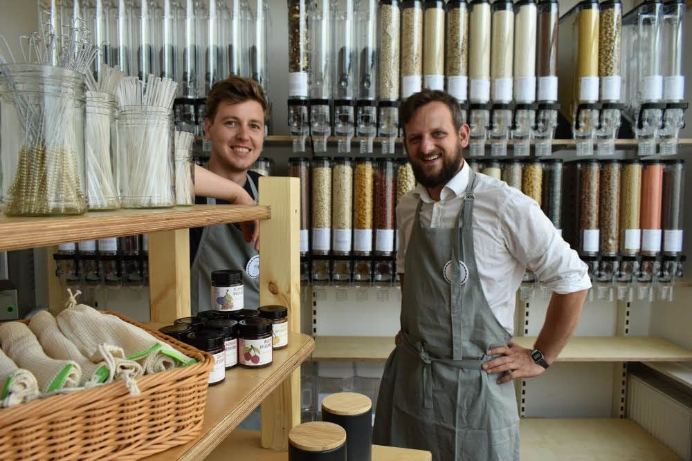 Florian Thürkow (l.) und Hannes Schulz stehen in ihrem Unverpackt-Laden - dem ersten in Halle.