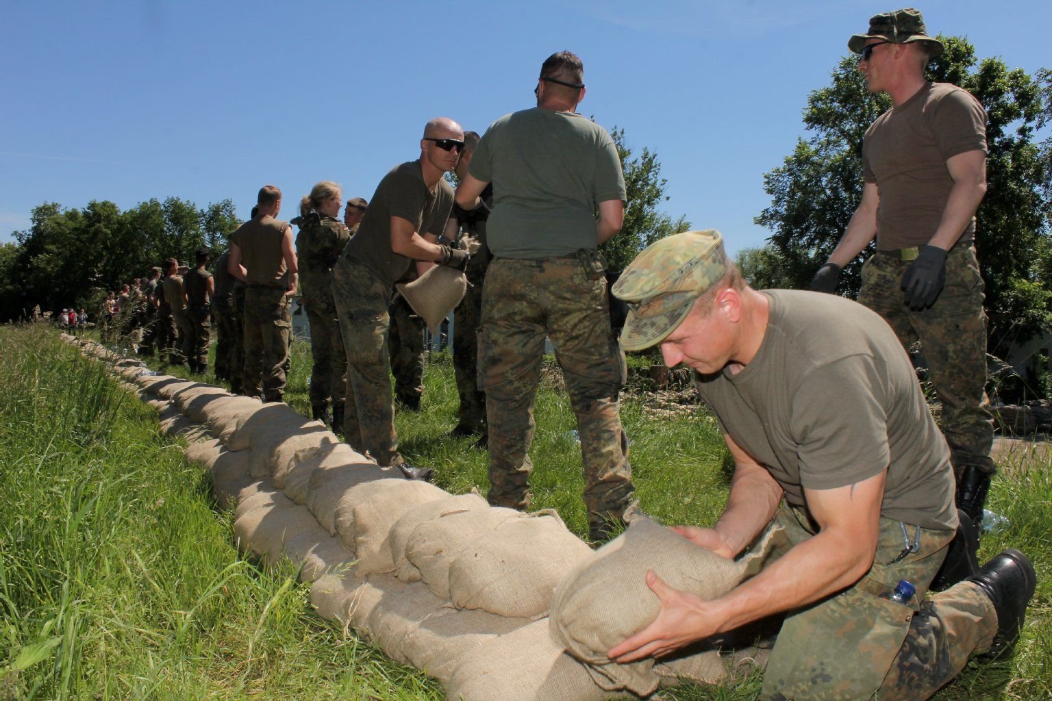 Bundeswehrsoldaten sichern am Mittwoch den Deich in Aken Ortsteil Obselau vor dem Hochwasser.