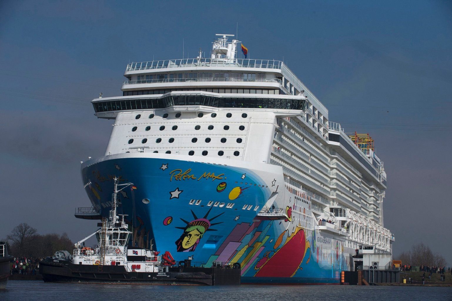 Die „Norwegian Breakaway“ auf ihrer Überfahrt von Papenburg in die Nordsee.