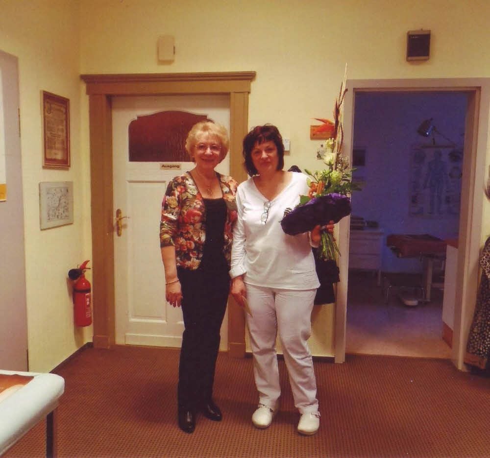 Dr. Stefanie Brundisch und Schwester Antje Kindeleit (v.li.) zum 25-jährigem Jubiläum der Hausarztpraxis in Großörner.