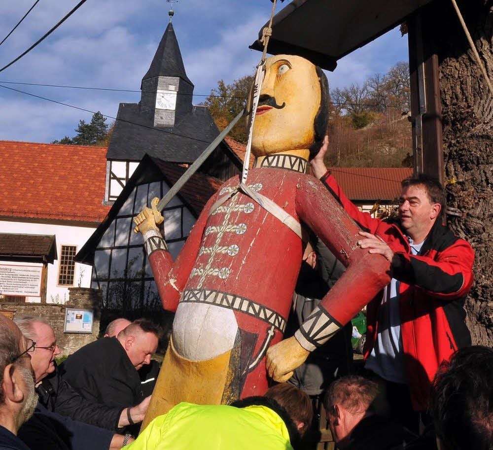 Der Roland wurde von den Questenmännern von seinem Stammplatz unter der Linde entfernt. Sorgfältig gesichert, wurde er auf einen Wagen gehoben und zum Festplatz transportiert.