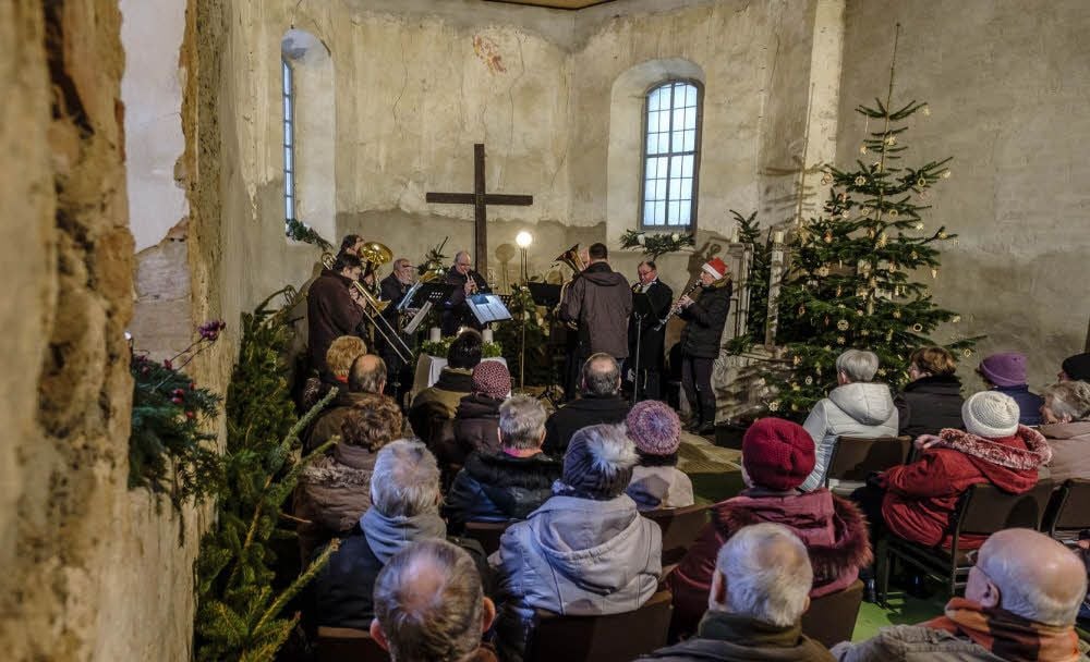 Die Dorfkirche Hohenlubast - hier beim Adventsmarkt - ist ein Beispiel dafür, dass ein Eigentümerwechsel einem Gotteshaus nicht unbedingt gut tun muss. In Hohenlubast hatte die Gemeinde einst die Kirche übernommen. Danach drohte der totale Verfall. Die Einwohner gründeten einen Förderverein und haben damit ihr Gotteshaus gerettet. Für die Sanierung engagieren sich jetzt der Verein, die Stadt Gräfenhainichen und die Kirche gemeinsam.