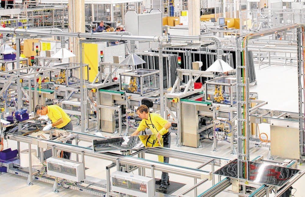 In Bitterfeld-Wolfen produzieren Solibro-Beschäftigte große Solarmodule. Die Fertigung wurde offenbar stark reduziert.