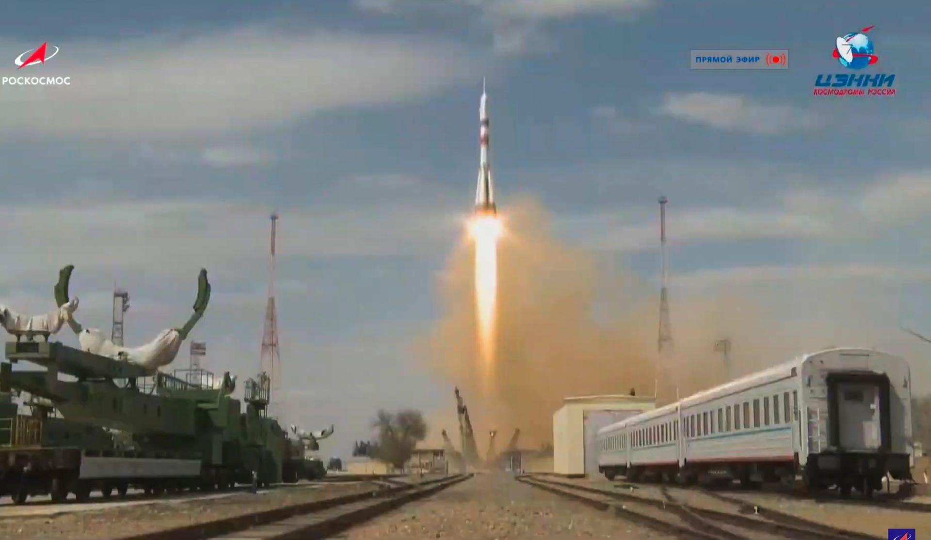 Das Videostandbild zeigt auf dem Weltraumbahnhof Baikonur den Start einer Sojus-Rakete mit dem Raumschiff Sojus MS-16, das eine neue Besatzung zur Internationalen Raumstation ISS bringen soll.