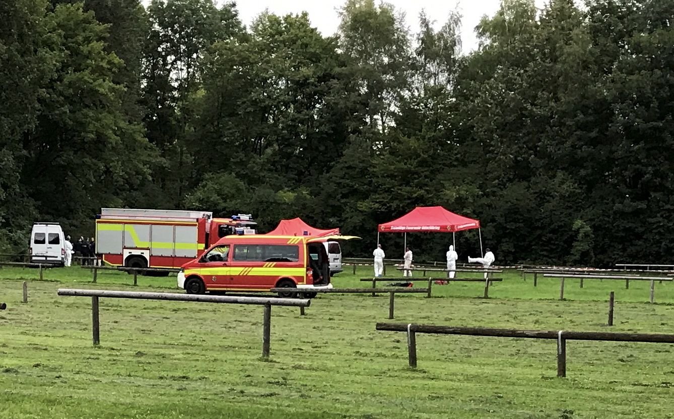 Einsatzfahrzeuge der Polizei am Feringasee in Unterföhring im Landkreis München, wo ein Arbeiter den verkohlten Leichnam einer vermisst gemeldeten Frau gefunden hatte.