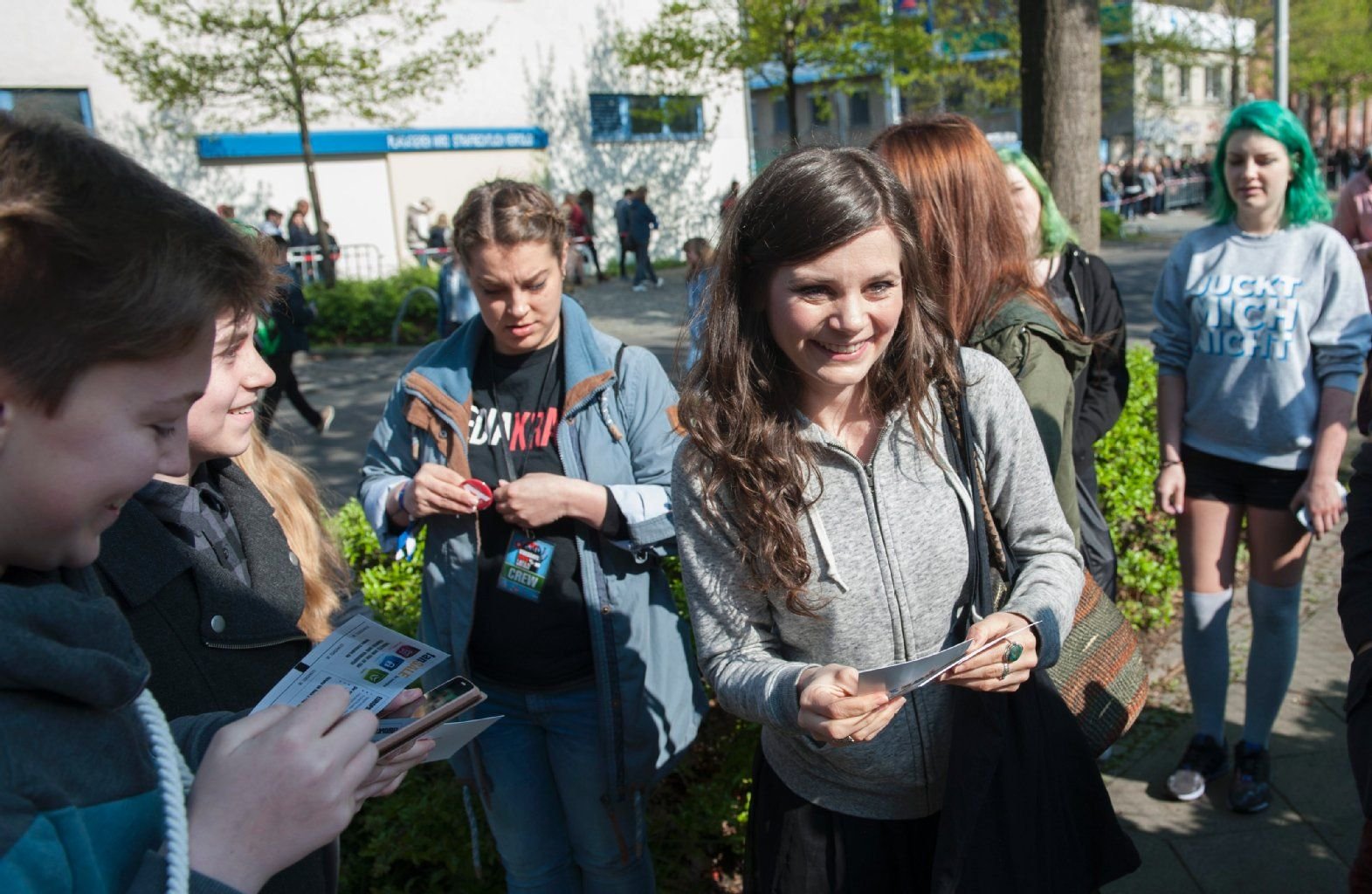 Youtube-Star Joyce Ilg unterhält sich am 01.05.2015 in Berlin vor der Arena-Halle mit Fans.