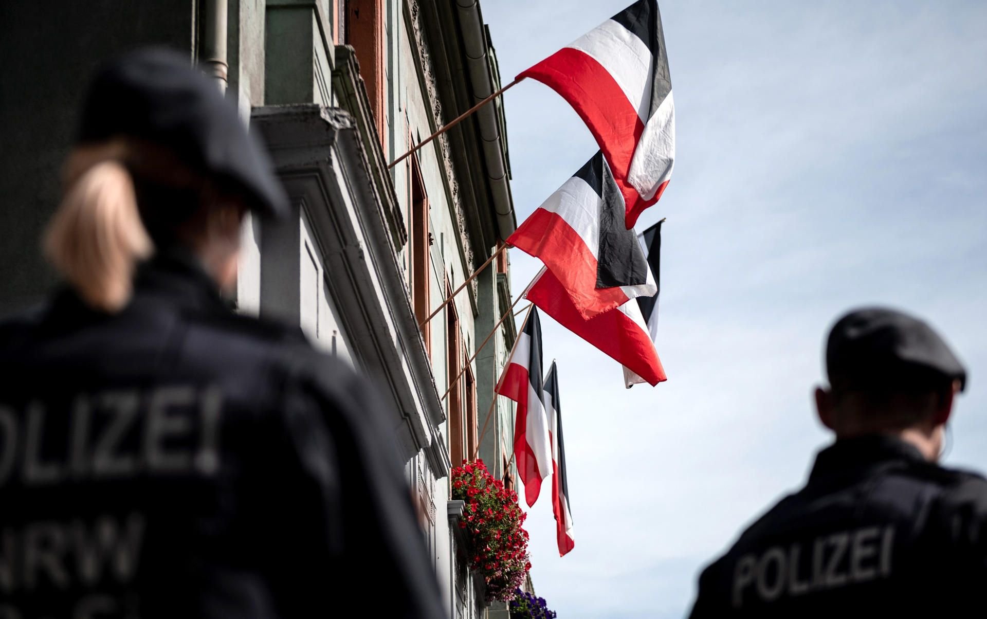 Reichsfahnen hängen im September 2019 an den Fenstern der Häuser an der Emscherstraße in Dortmund-Dorstfeld.