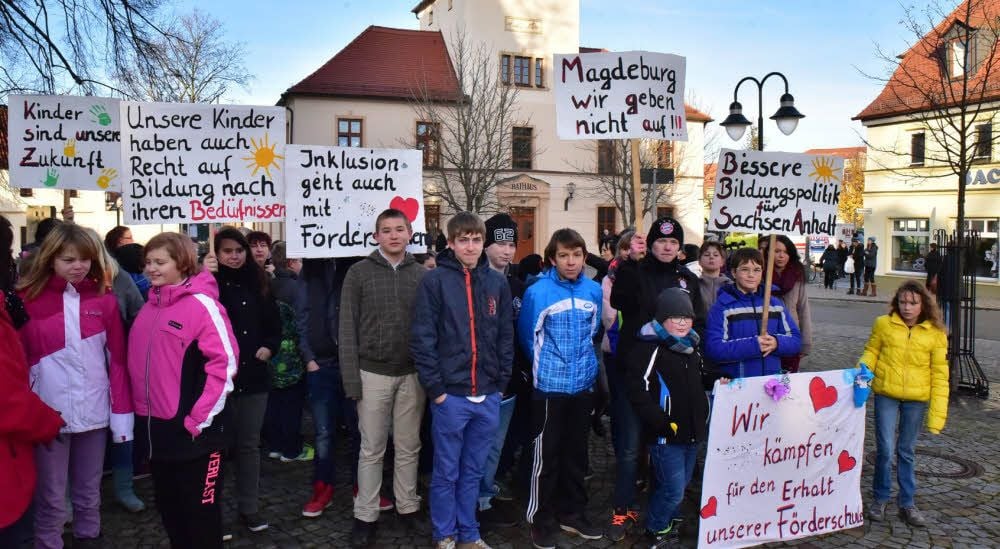Auch Proteste der Schüler, wie hier im Oktober 2015, haben bislang zum Erhalt der Förderschule in Hohenmölsen nichts gebracht.