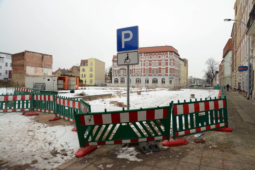 Die Schützenstraße in Zeitz ist im hinteren Teil schon saniert, im vorderen wird noch gearbeitet. Welche Verbesserungen bringt das tatsächlich? Auf der Freifläche, links im Bild, wird nach den erfolgten Abrissen ein Edeka-Markt gebaut.