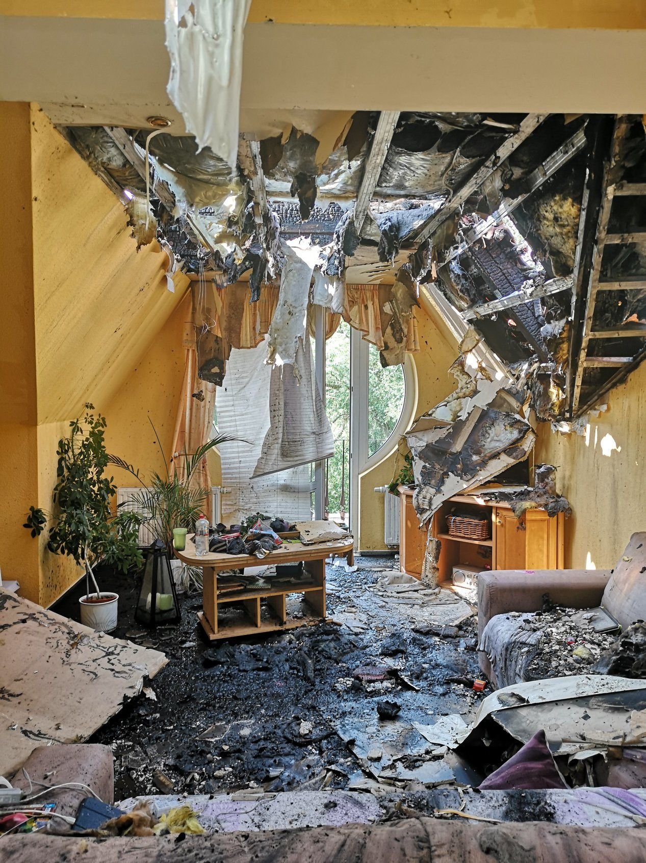 In Tina Klücks Wohnzimmer zeigen sich die Ausmaße der Zerstörung.