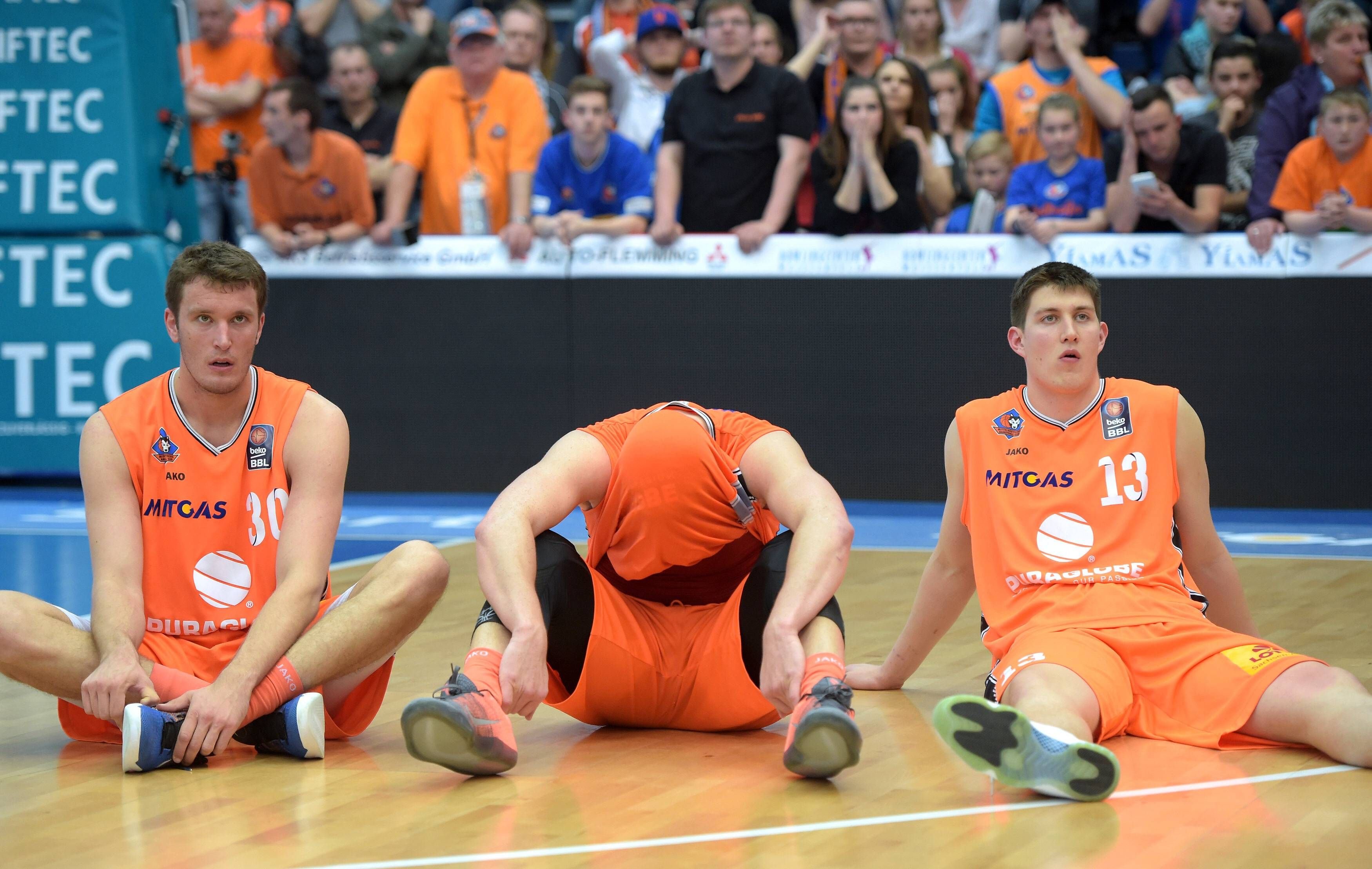 Hängende Gesichter nach dem Spiel. Fassungslos starren Stephan Haukohl, Dominique Johnson und Jonathan Maier auf die Live-Übertragung aus Göttingen.