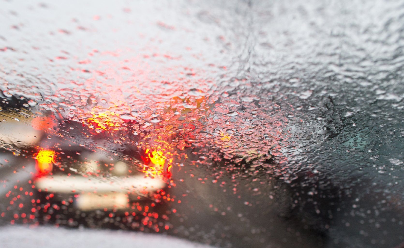 Autofahrer müssen vor dem Fahrtantritt für freie Sicht sorgen. Gerade im Winter sind die Scheiben oft beschlagen und zugefroren.